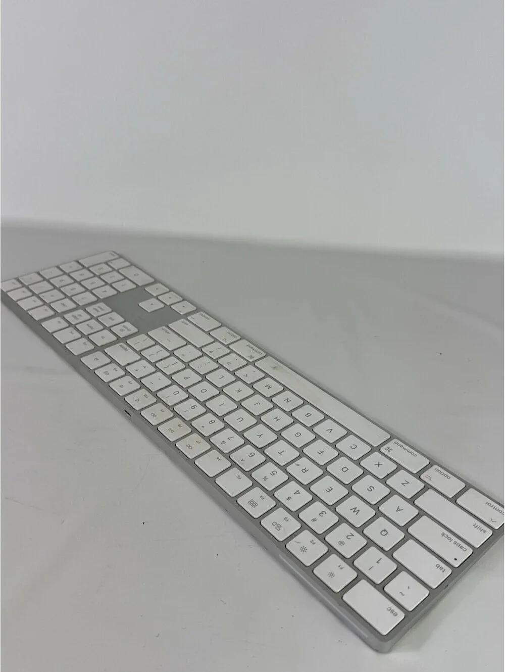 Apple A1843 Wireless Keyboard w/ Numeric Keypad MQ052LL/A Bluetooth Grade B